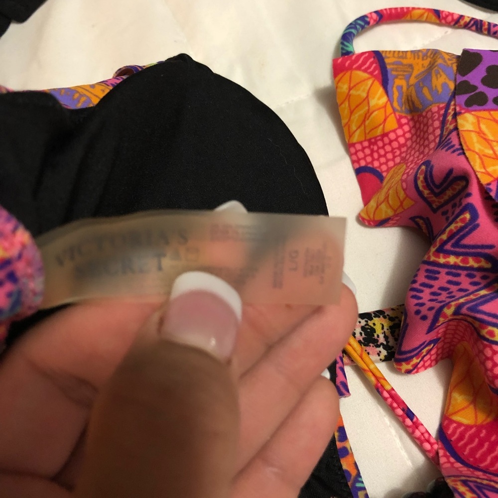 2 Victoria secret 1 roxy bathing suits - Picture 4 of 5